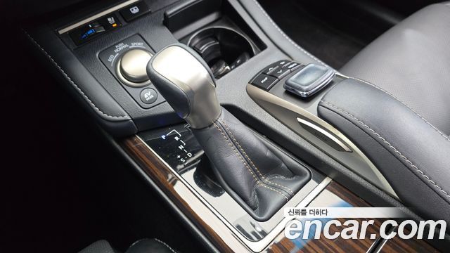 Lexus ES300h Supreme XV60 2017 — фото 9