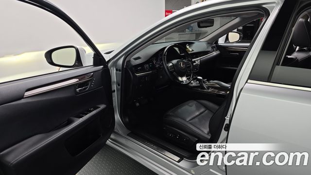 Lexus ES300h Supreme XV60 2017 — фото 10