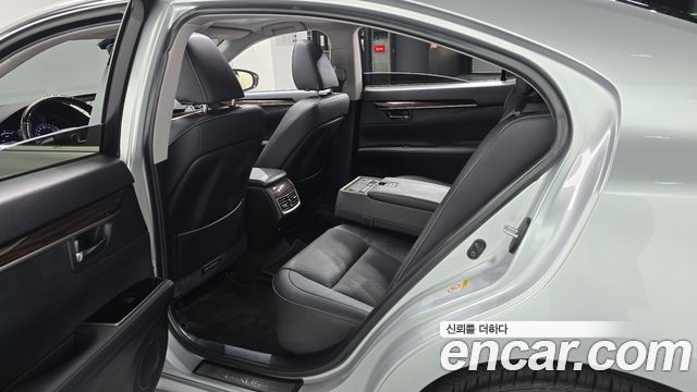 Lexus ES300h Supreme XV60 2017 — фото 11