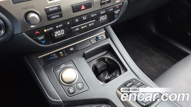 Lexus ES300h Supreme XV60 2017 — фото 17