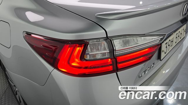 Lexus ES300h Supreme XV60 2017 — фото 23