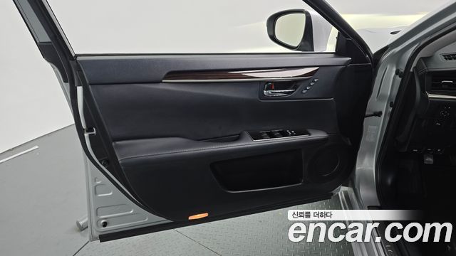 Lexus ES300h Supreme XV60 2017 — фото 24