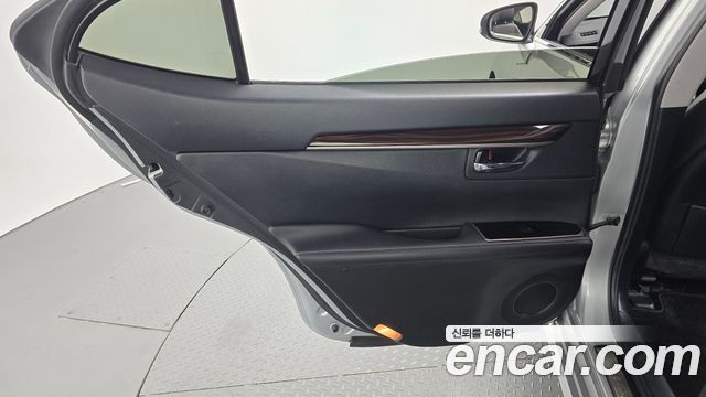Lexus ES300h Supreme XV60 2017 — фото 25