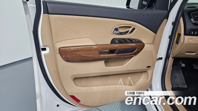 Kia Carnival 9-seater Hi-Limousine Noblesse 2016 — фото 24
