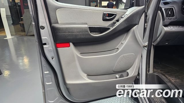 Hyundai Grand Starex Van 3-Seater Style 2019 — фото 24