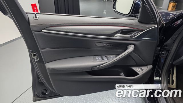 BMW 5 Series (G30) 520i M Sport 2023 — фото 24