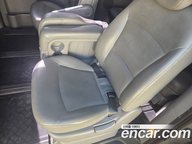 Hyundai Grand Starex 12-Seater Wagon CVX Deluxe 2015 — фото 18