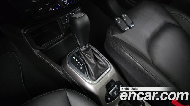 Jeep Renegade 1.3 Limited 2022 — фото 9