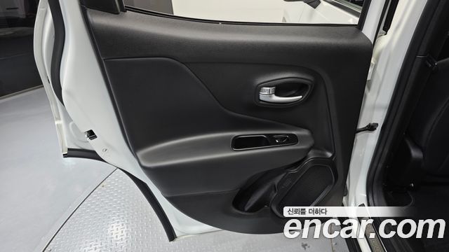 Jeep Renegade 1.3 Limited 2022 — фото 25