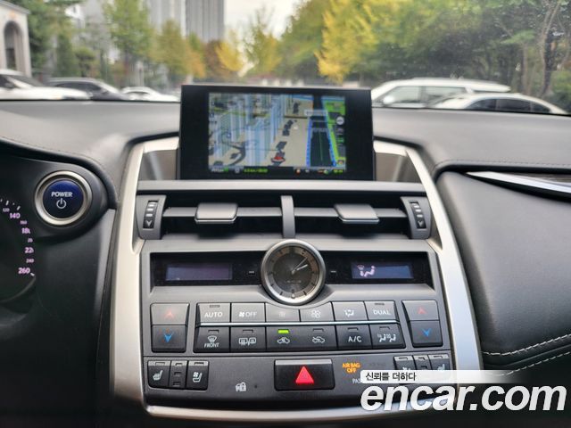 Lexus NX300h Executive 2017 — фото 10
