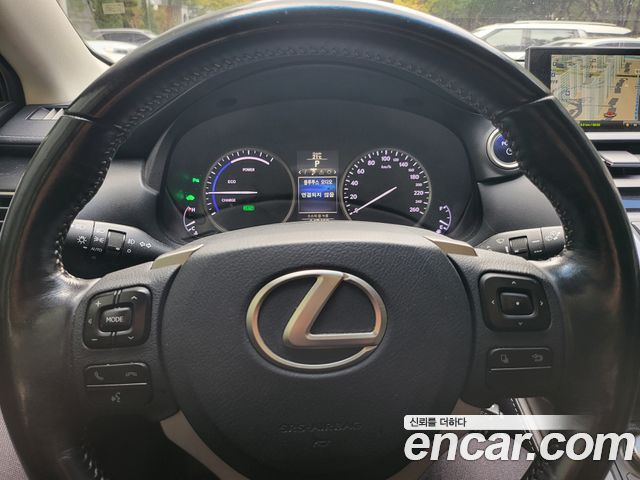 Lexus NX300h Executive 2017 — фото 15