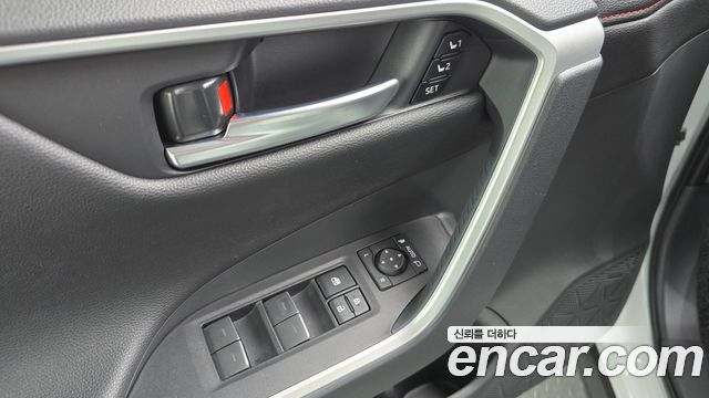 Toyota RAV4 (V) 2.5 4WD PHEV XSE 2025 — фото 29