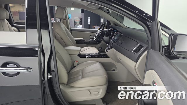 Kia Carnival 7-seater Limousine President 2016 — фото 11