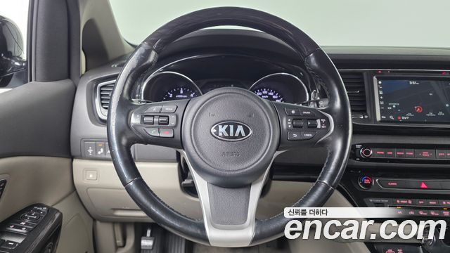 Kia Carnival 7-seater Limousine President 2016 — фото 13