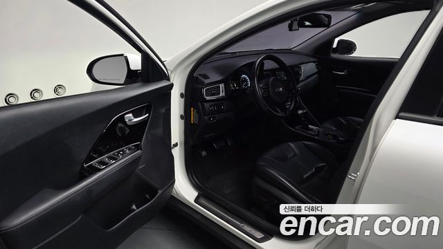 Kia Niro Noblesse 2017 — фото 10