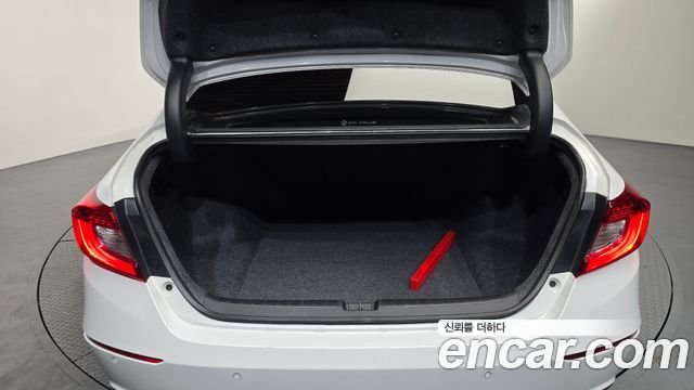 Honda Accord (X) 2.0 Hybrid Touring 2022 — фото 18