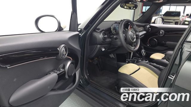 MINI Cooper 5Door Resolute Edition 3rd Gen 2023 — фото 10