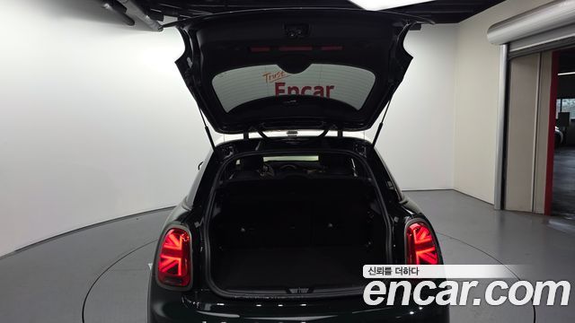 MINI Cooper 5Door Resolute Edition 3rd Gen 2023 — фото 24