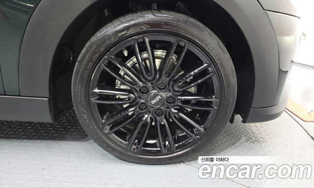 MINI Cooper 5Door Resolute Edition 3rd Gen 2023 — фото 27