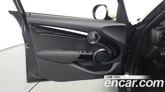 MINI Cooper 5Door Resolute Edition 3rd Gen 2023 — фото 30