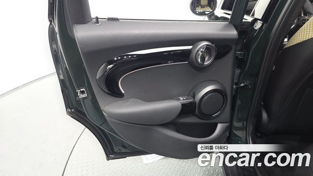 MINI Cooper 5Door Resolute Edition 3rd Gen 2023 — фото 31