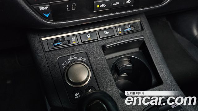 Lexus ES300h Supreme XV60 2014 — фото 17