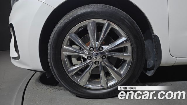 Kia Carnival 9-Seater Prstige 2019 — фото 5