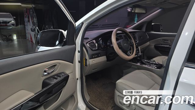 Kia Carnival 9-Seater Prstige 2019 — фото 10