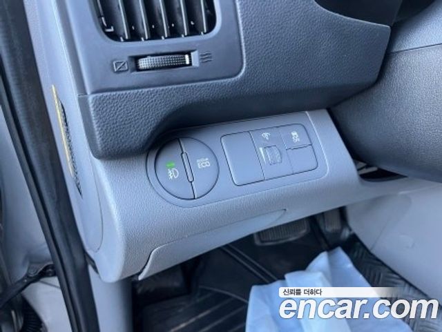 Hyundai Grand Starex Van 3-Seater Style 2020 — фото 15