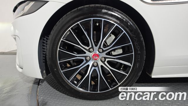 Jaguar XE D180 R-Dynamic S 2020 — фото 5