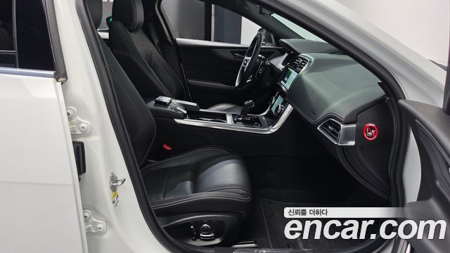 Jaguar XE D180 R-Dynamic S 2020 — фото 32