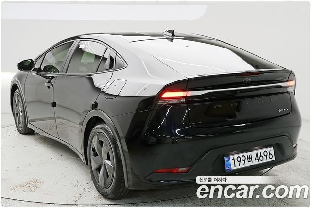 Toyota Prius (V) 2.0 PHEV SE 2024 — фото 2