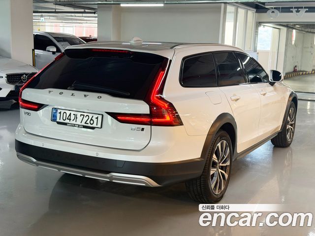 Volvo V90 Cross Country B5 Ultra AWD 2025 — фото 2