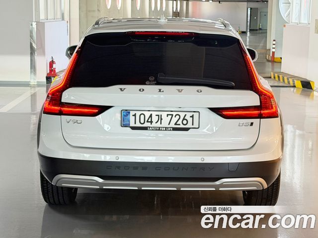 Volvo V90 Cross Country B5 Ultra AWD 2025 — фото 4