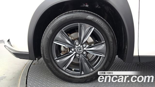 Lexus UX250h 2.0 2WD 2019 — фото 5