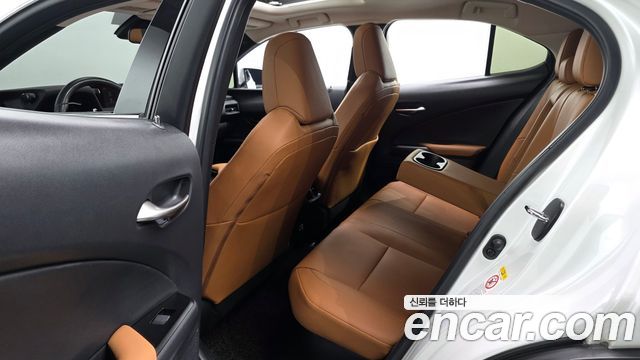 Lexus UX250h 2.0 2WD 2019 — фото 11