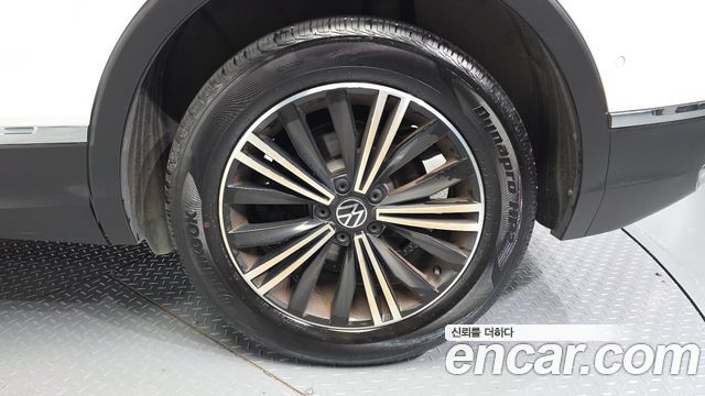 Volkswagen Tiguan (II) 2.0 TDI Premium 2022 — фото 5