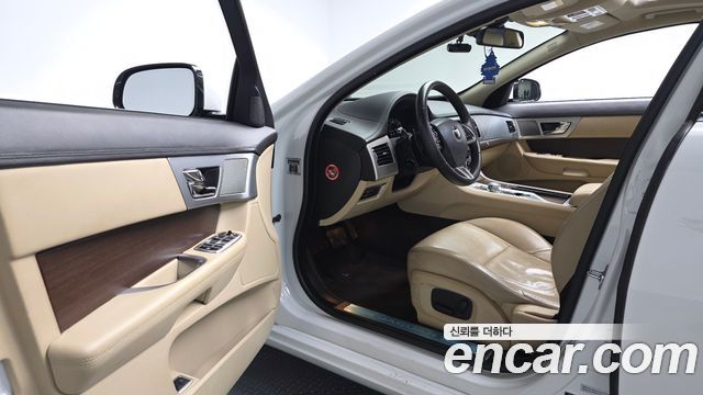 Jaguar XF 2.0 Luxury X250 2014 — фото 10