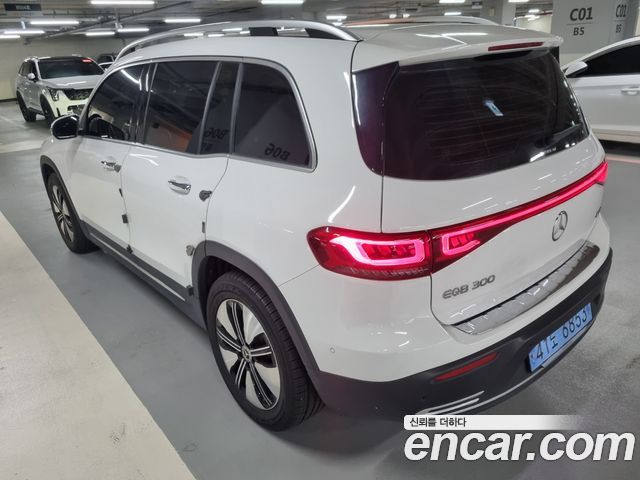 Mercedes-Benz EQB (X243) EQB300 4MATIC Electric Art 2024 — фото 3