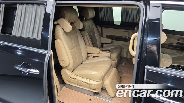 Kia Carnival 7-seater Hi-limousine VIP 2016 — фото 11