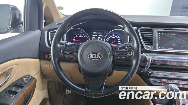 Kia Carnival 7-seater Hi-limousine VIP 2016 — фото 13