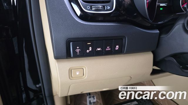 Kia Carnival 7-seater Hi-limousine VIP 2016 — фото 16