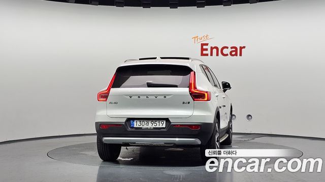 Volvo XC40 B4 Ultra Bright 2025 — фото 4