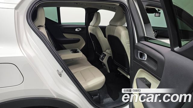 Volvo XC40 B4 Ultra Bright 2025 — фото 12