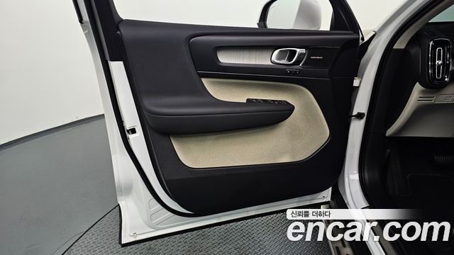 Volvo XC40 B4 Ultra Bright 2025 — фото 24