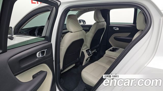 Volvo XC40 B4 Ultra Bright 2025 — фото 26
