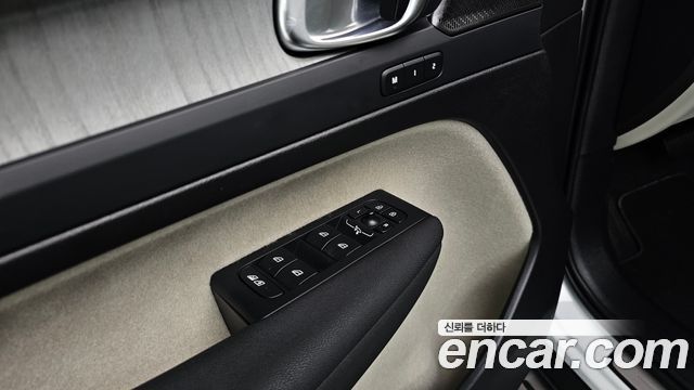 Volvo XC40 B4 Ultra Bright 2025 — фото 28