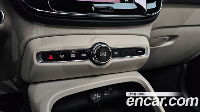 Volvo XC40 B4 Ultra Bright 2025 — фото 35