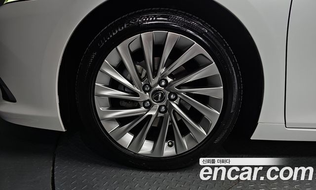 Lexus ES300h (VII) Executive 2019 — фото 5