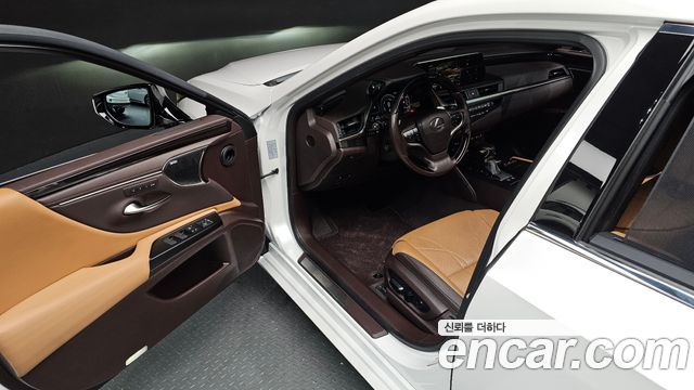 Lexus ES300h (VII) Executive 2019 — фото 11